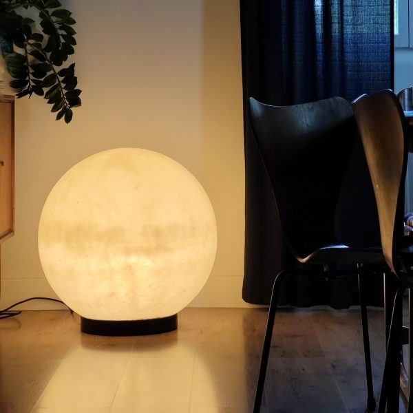 Très grande lampe de sol boule en fibre de verre