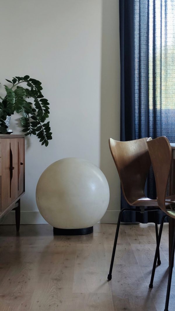 Très grande lampe de sol boule en fibre de verre – Image 2