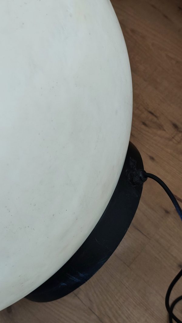 Très grande lampe de sol boule en fibre de verre – Image 3