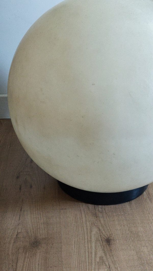 Très grande lampe de sol boule en fibre de verre – Image 4