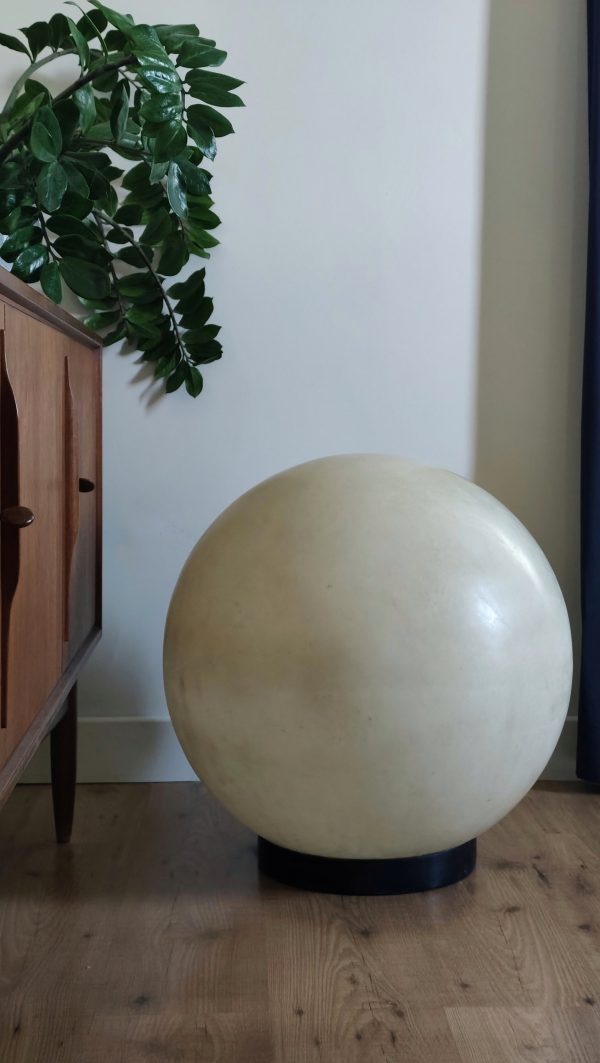 Très grande lampe de sol boule en fibre de verre – Image 5