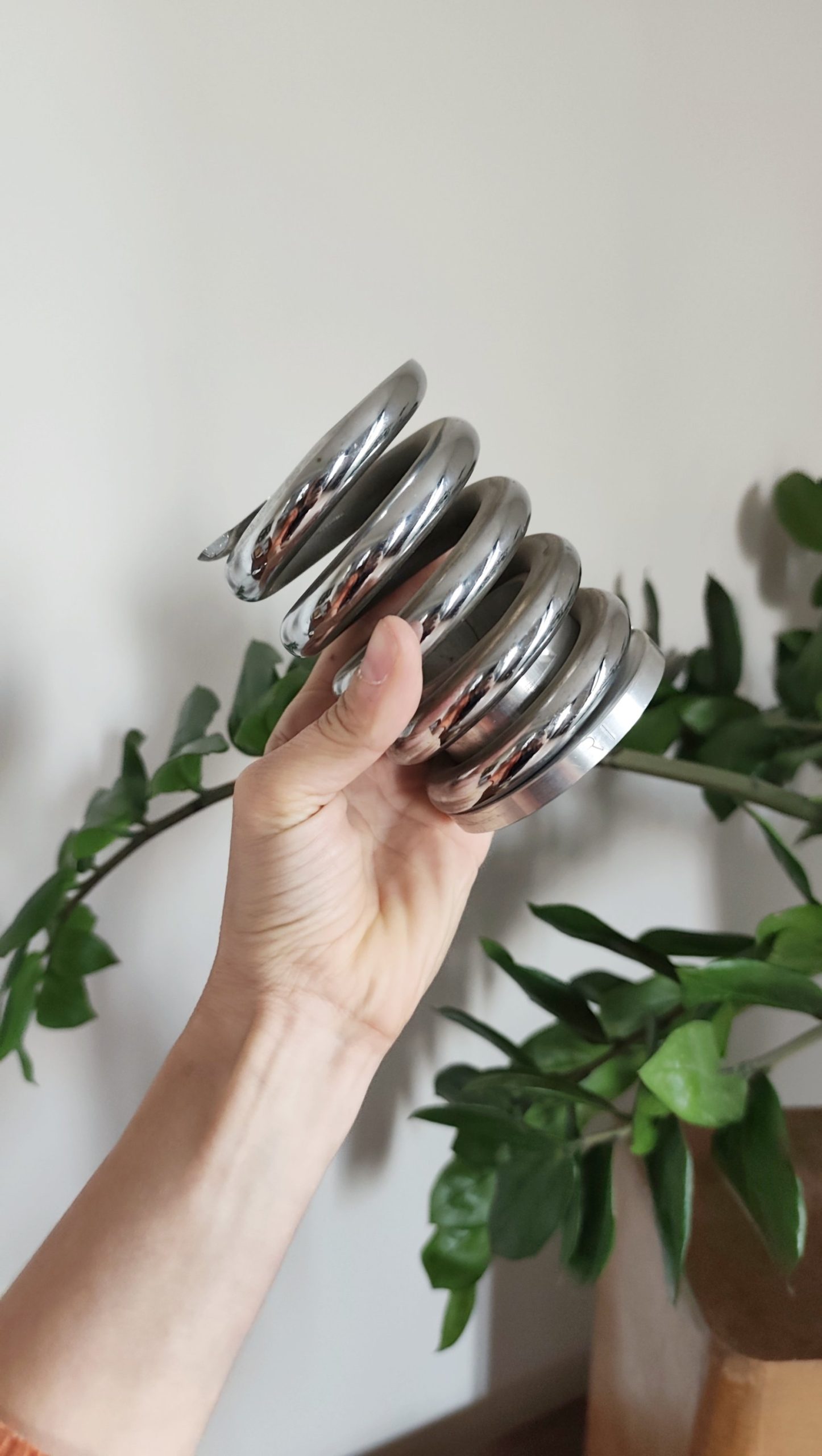 Pot porte-stylo "ressort" en acier – Design années 70