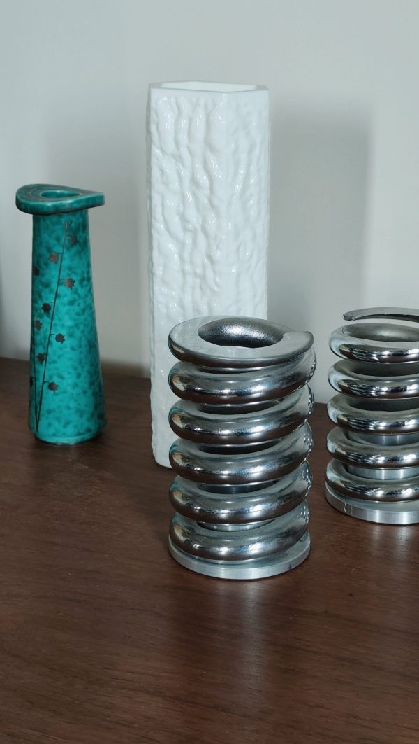 Grand pot porte-stylo "ressort" en acier – Design années 70