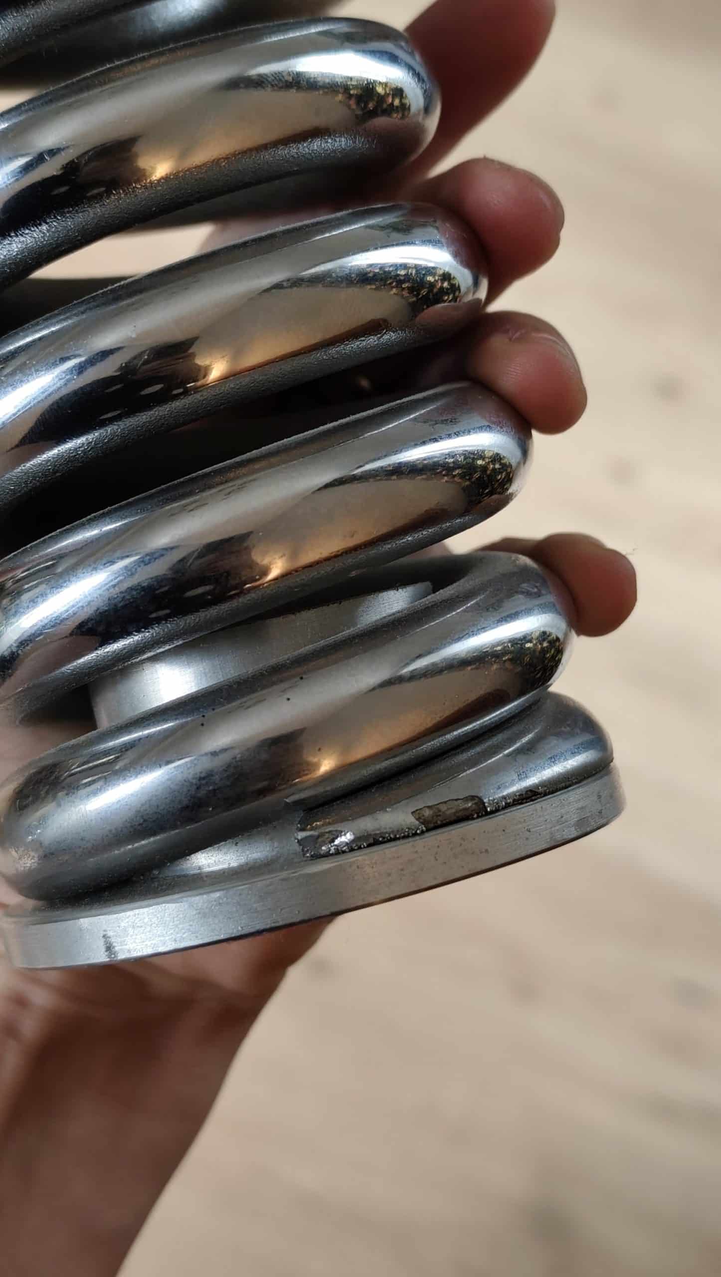 Grand pot porte-stylo "ressort" en acier – Design années 70 – Image 11