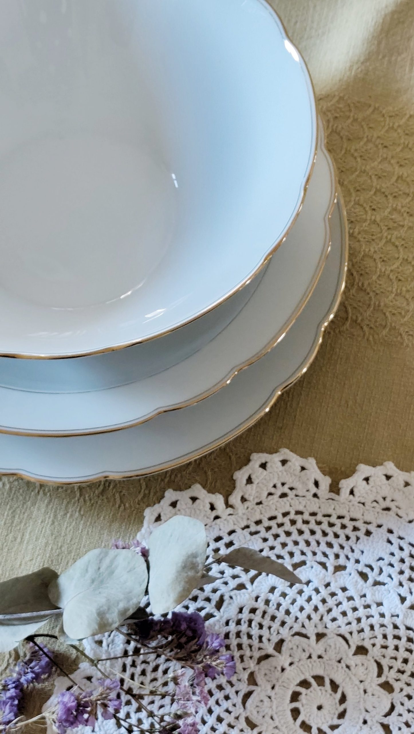 Trio de plats vintage en porcelaine – Image 2