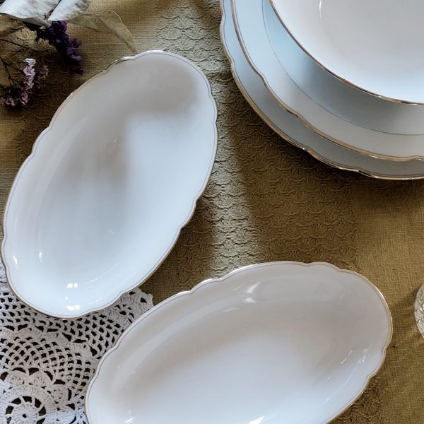 Paire de raviers en porcelaine blanche et or
