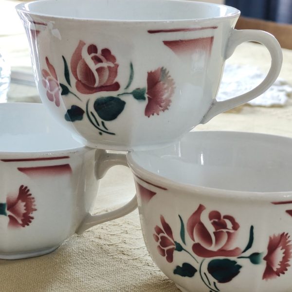 Réservées - Trio de grandes tasses à chocolat anciennes (Fénal Badonviller - Décor "Rose rouge")