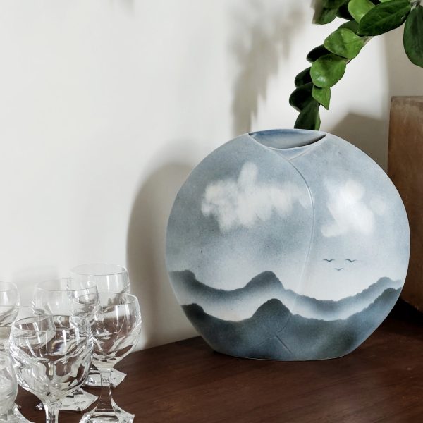 Grand vase lenticulaire Virebent – Décor ciel de montagne