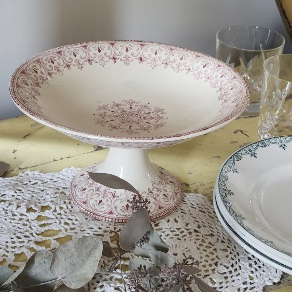 Compotier rose en terre de fer avec ses motifs délicats.