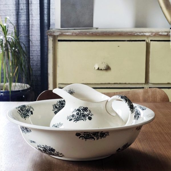 Ensemble ancien broc et bassine terre de fer