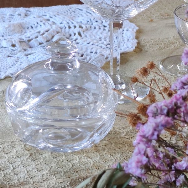 Jolie petite bonbonnière/ boîte en cristal