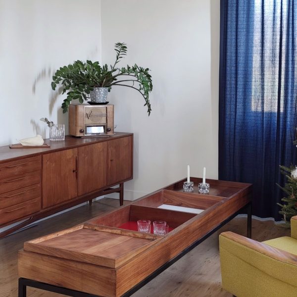 Table de métier années 60 transformée en très grande table basse