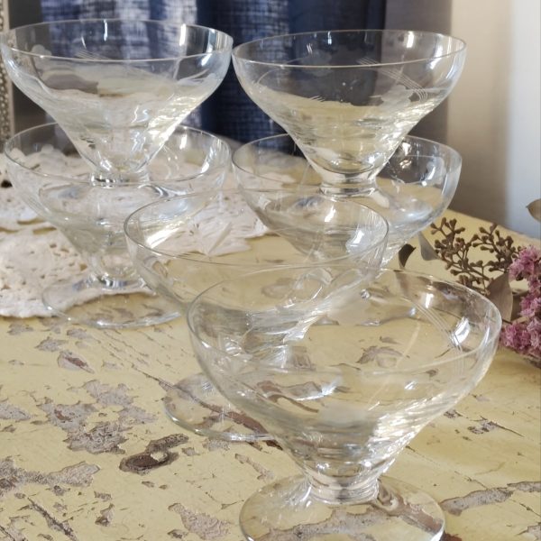 Ensemble de 6 coupes à champagne anciennes en verre gravé
