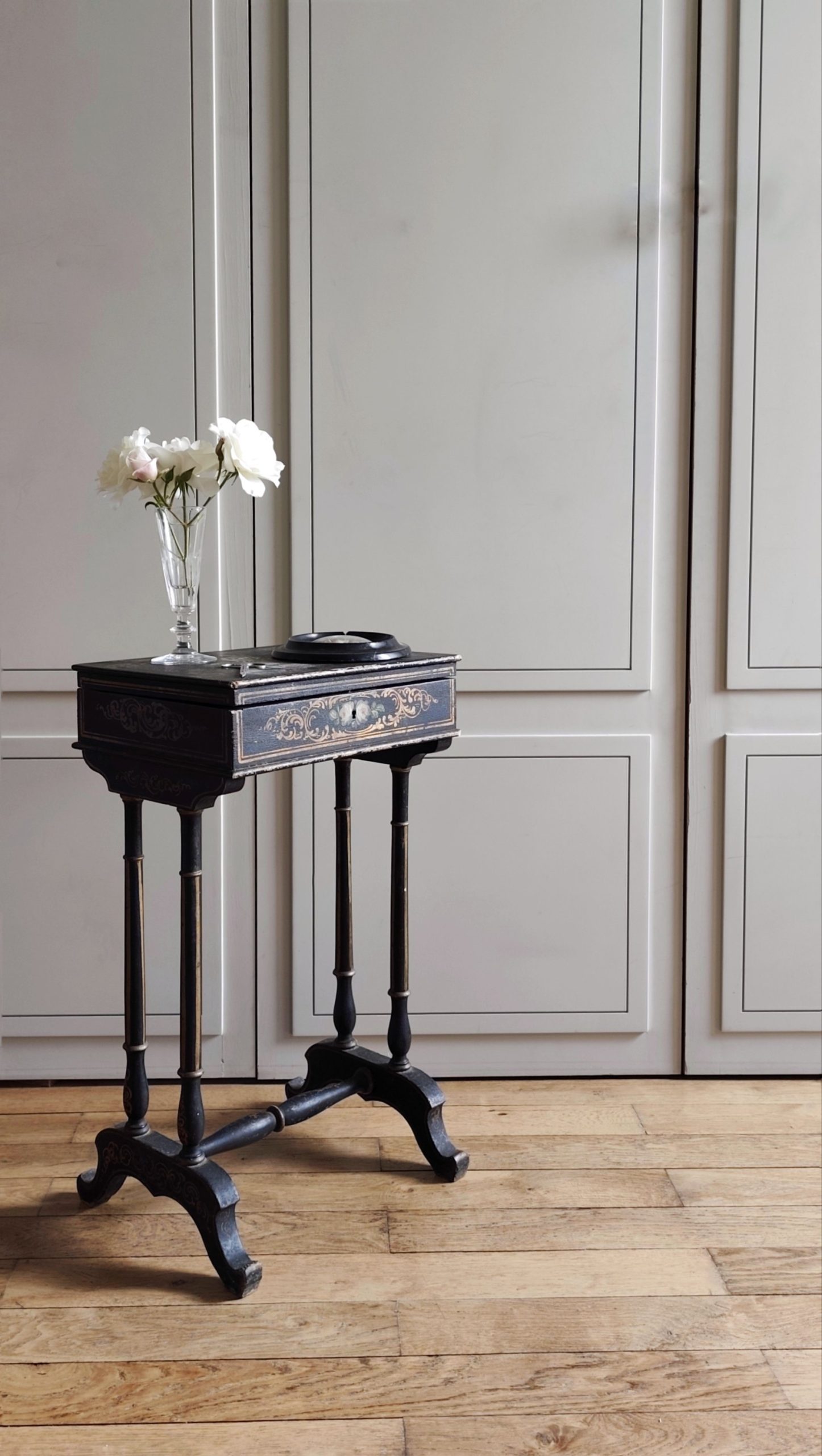 Petite table travailleuse / boîte à ouvrage Napoléon III en bois noirci peint – 19e siècle – Image 3
