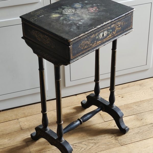 Petite table travailleuse / boîte à ouvrage Napoléon III en bois noirci peint – 19e siècle