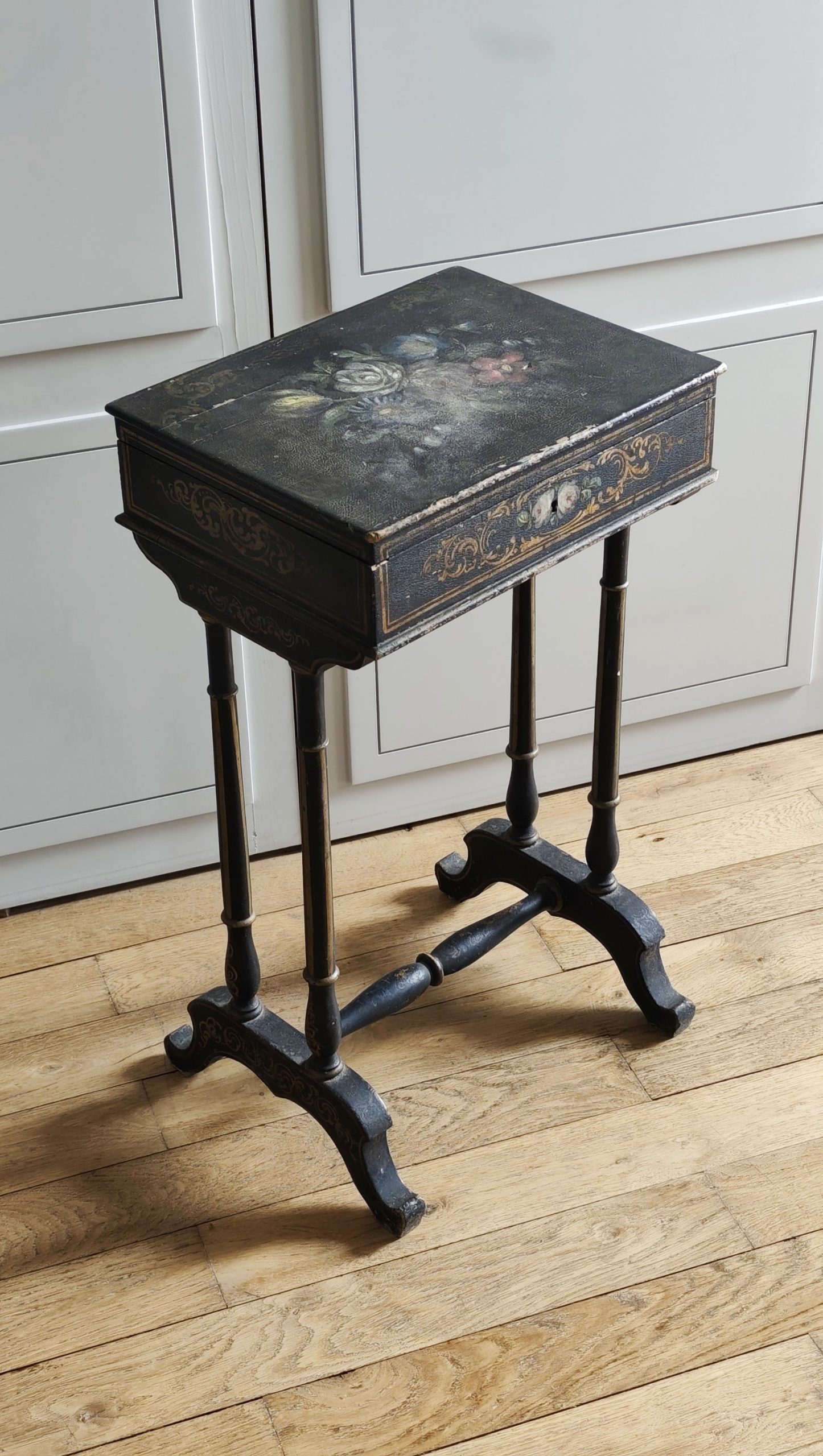 Petite table travailleuse / boîte à ouvrage Napoléon III en bois noirci peint – 19e siècle