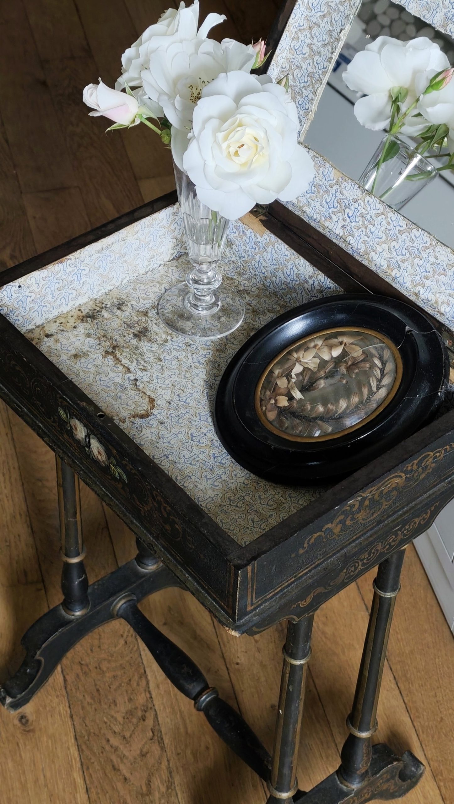 Petite table travailleuse / boîte à ouvrage Napoléon III en bois noirci peint – 19e siècle – Image 8