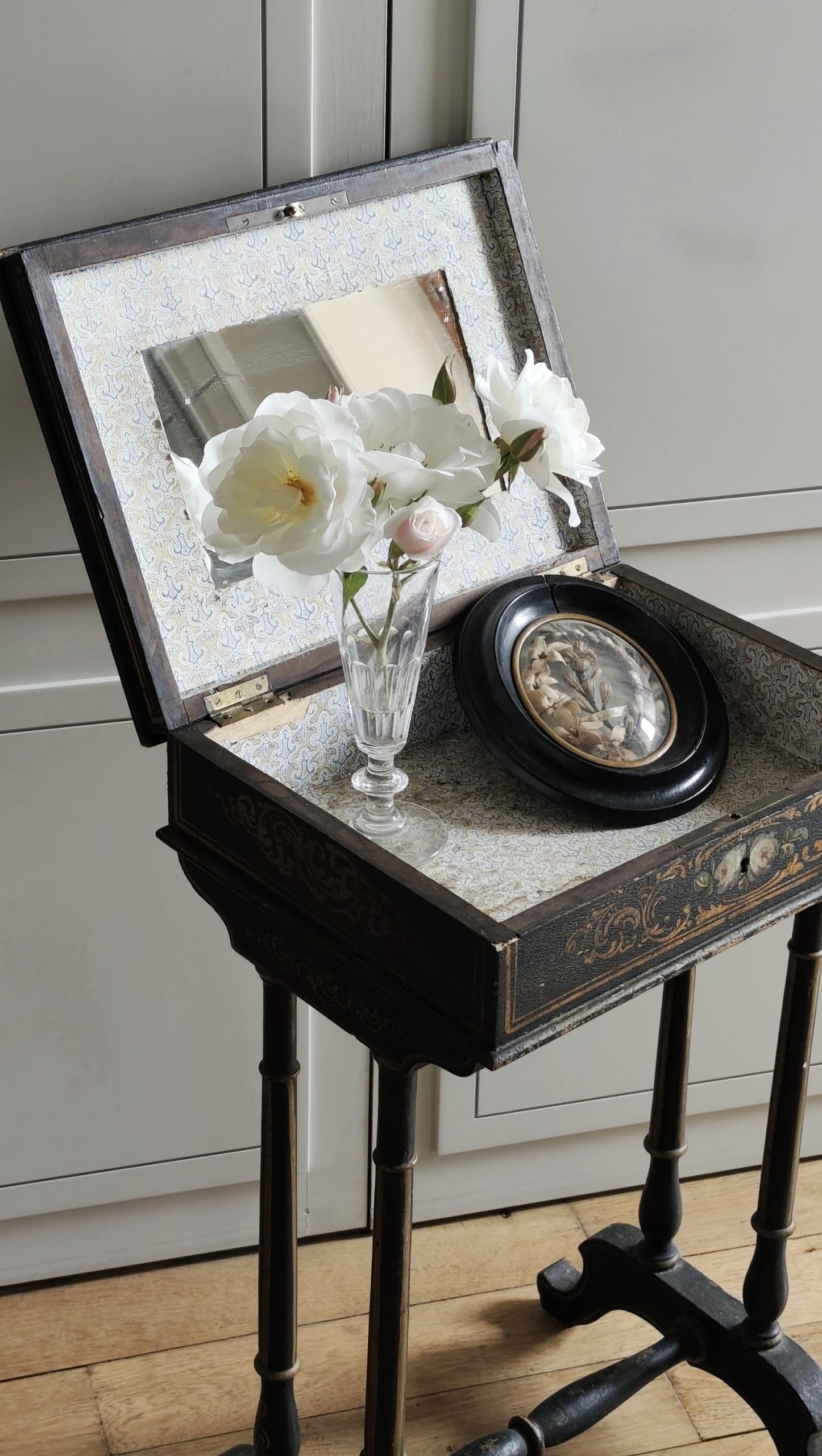 Petite table travailleuse / boîte à ouvrage Napoléon III en bois noirci peint – 19e siècle – Image 6