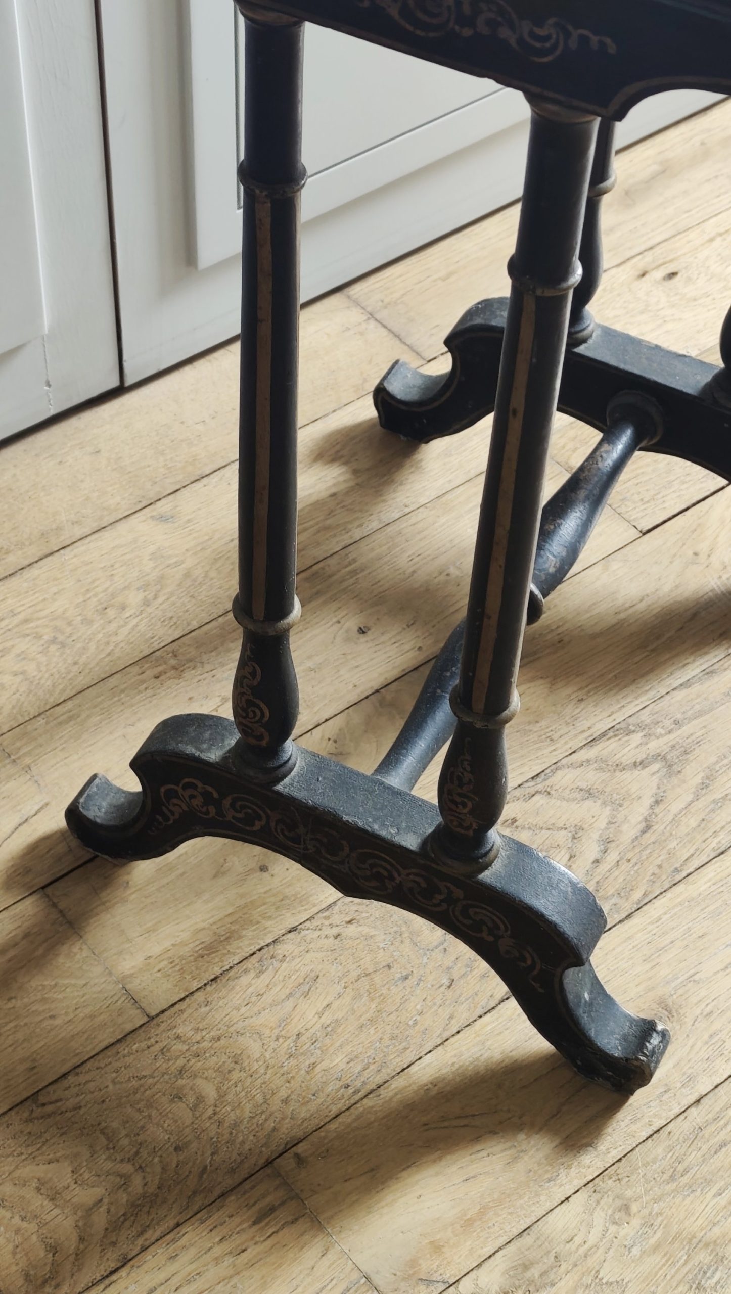 Petite table travailleuse / boîte à ouvrage Napoléon III en bois noirci peint – 19e siècle – Image 7