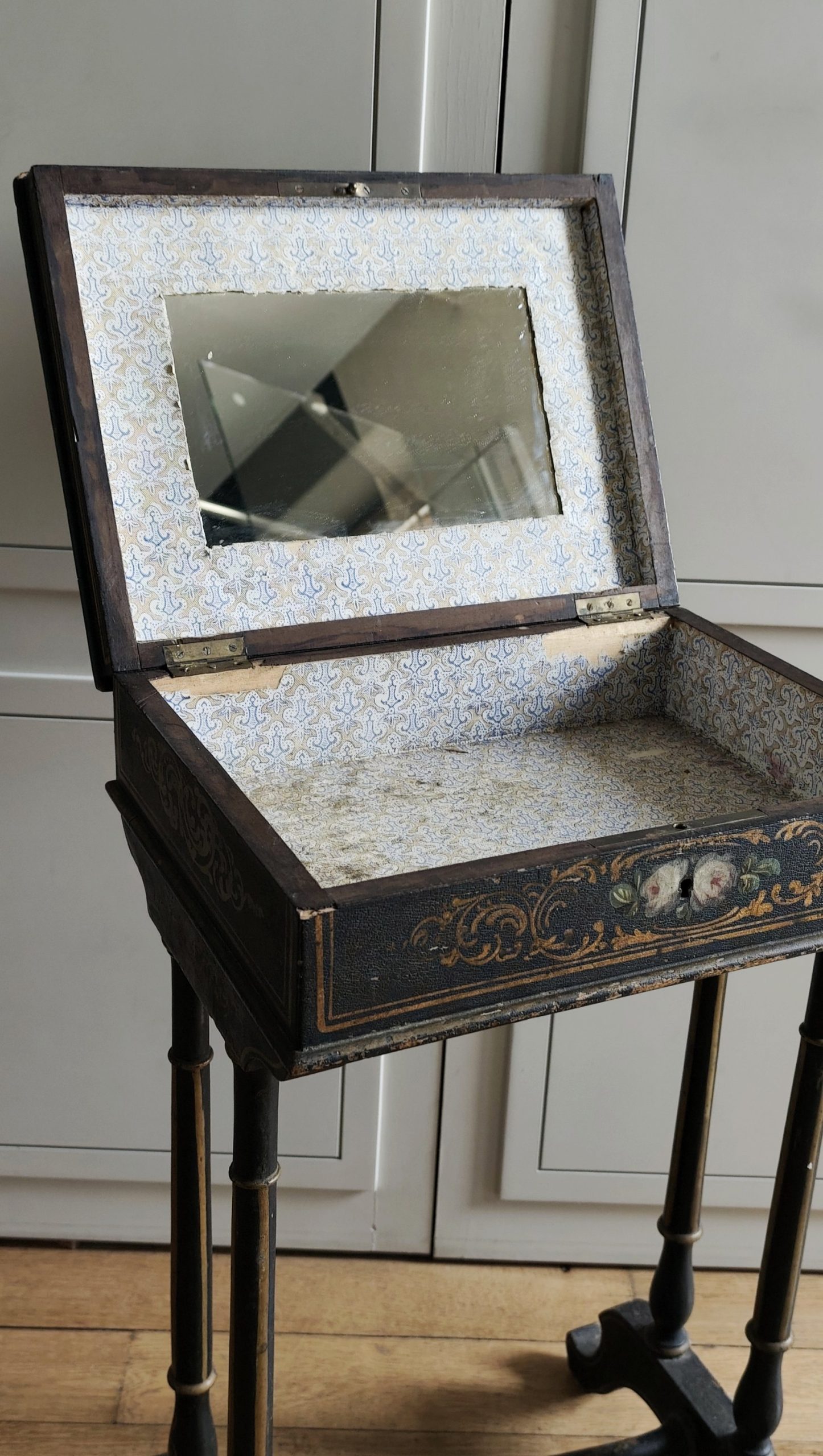 Petite table travailleuse / boîte à ouvrage Napoléon III en bois noirci peint – 19e siècle – Image 5