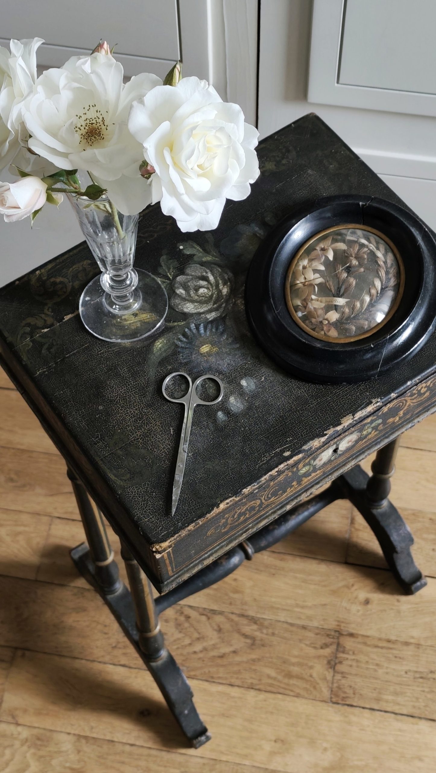 Petite table travailleuse / boîte à ouvrage Napoléon III en bois noirci peint – 19e siècle – Image 2
