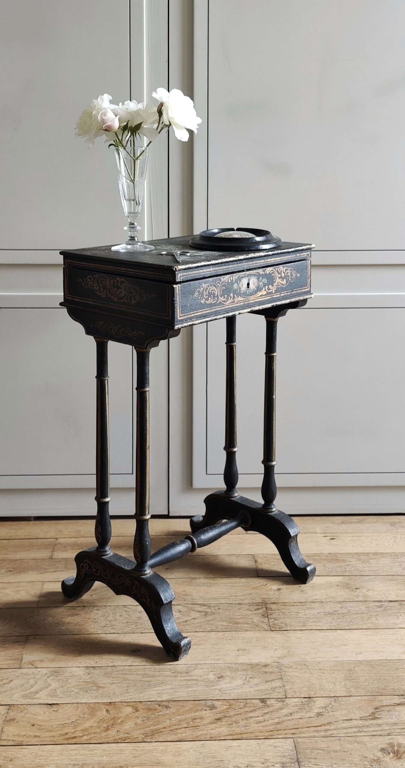 Petite table travailleuse / boîte à ouvrage Napoléon III en bois noirci peint – 19e siècle – Image 4