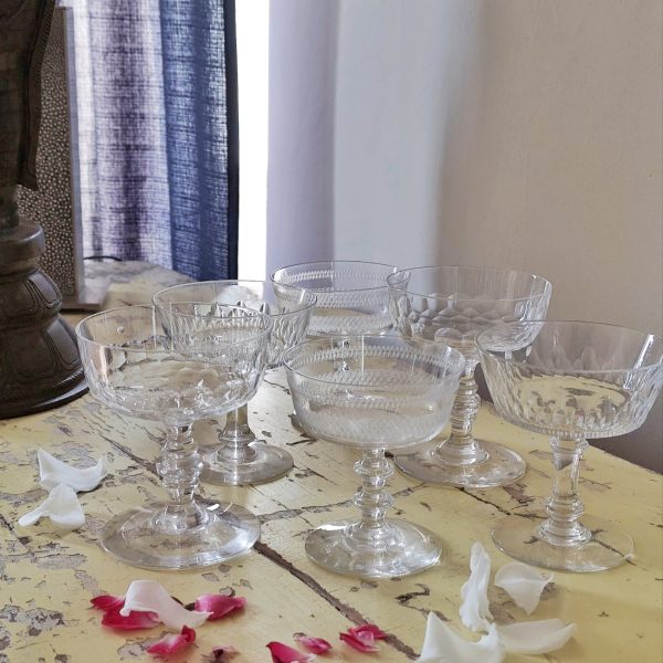 Sublime ensemble de coupes à champagne dépareillées en cristal Baccarat ou Saint-Louis