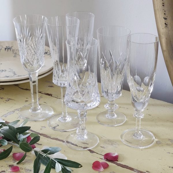 Service dépareillé de flûtes à champagne en cristal de prestige